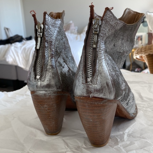 7.5 Leather Silver Painted Ankle Bootie - Picture 1 of 8